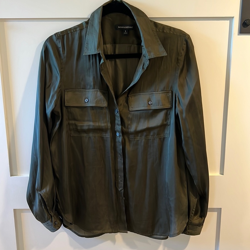 Olive green banana republic button down shirt. Silky soft, like new.